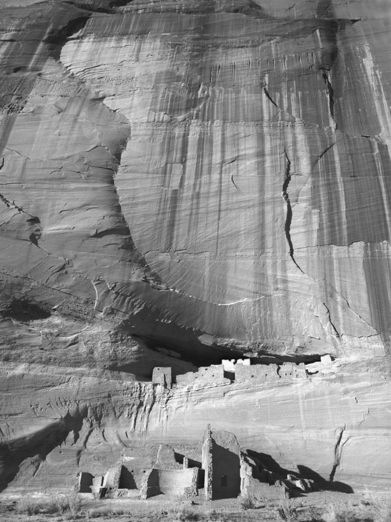 Black and white picture of old ruins in Canyon DeChelly 